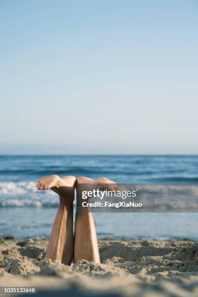pies de la mujer de raza mixta que se pega de arena - bury fotografías e imágenes de stock