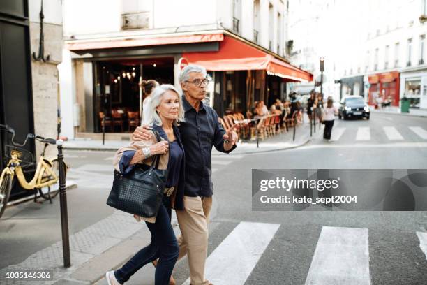 gelukkig pensioen - walking around the french capital stockfoto's en -beelden