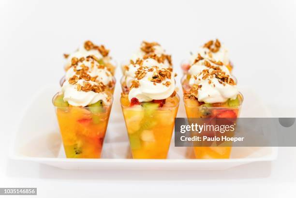 fruit cocktail - slagroom stockfoto's en -beelden