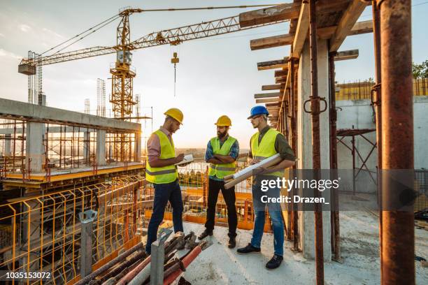 industria de la construcción - arquitectos e ingenieros trabajan juntos - scaffolding fotografías e imágenes de stock