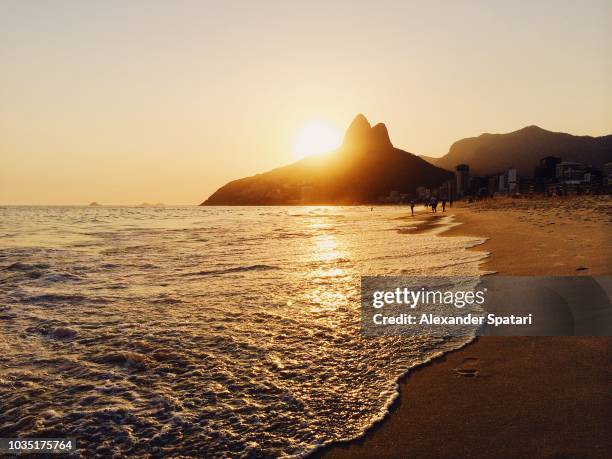 sunset at ipanema beach, rio de janeiro, brazil - playa de copacabana fotografías e imágenes de stock