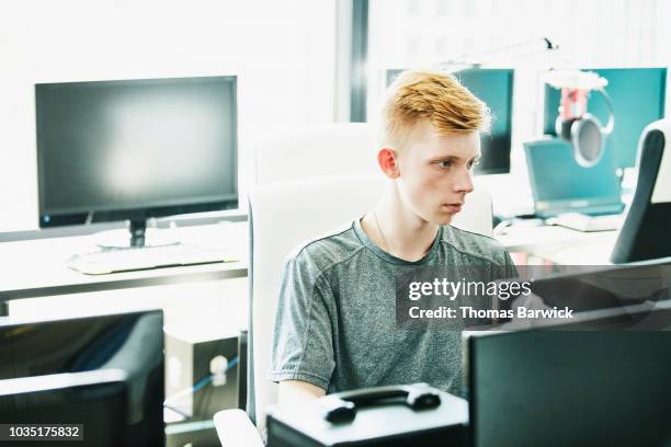 engineer coding in computer lab - nativo digital fotografías e imágenes de stock