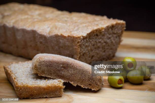 pão caseiro integral vegano - caseiro stockfoto's en -beelden