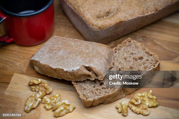 pão caseiro integral vegano - caseiro stockfoto's en -beelden