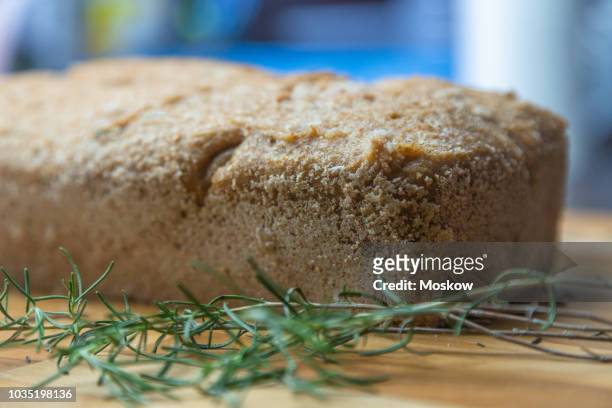 pão caseiro integral vegano - caseiro stockfoto's en -beelden