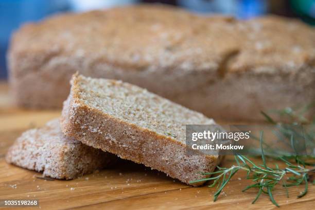 pão caseiro integral vegano - caseiro stock-fotos und bilder