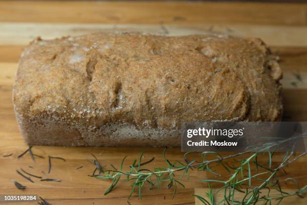 pão caseiro integral vegano - caseiro stock-fotos und bilder