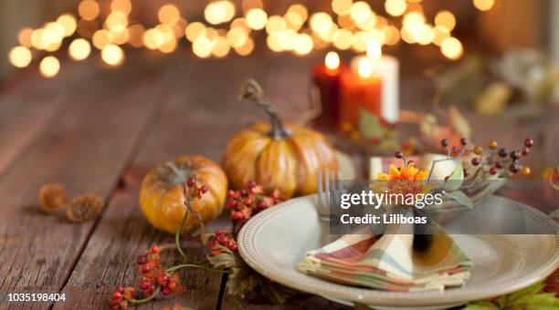 autumn thanksgiving dining table place setting on an old wood rustic table - reunião de amigos imagens e fotografias de stock