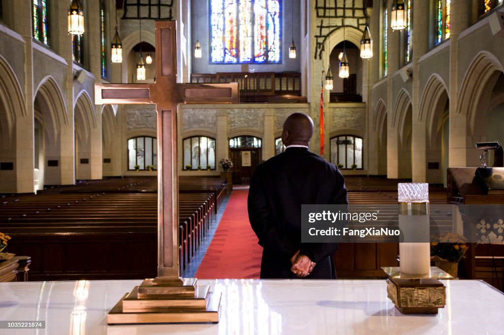 Priester, die warten auf ein Zeichens in der Kirche