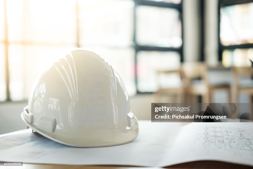 Close-Up De Hardhat No Blueprint Na Mesa