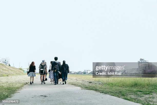 real life of japanese students - riverbank stockfoto's en -beelden