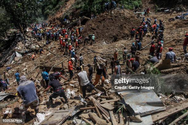 Filipino rescuers dig at the site where dozens of people were believed to have been buried by a landslide on September 18, 2018 in in Itogon, Benguet...