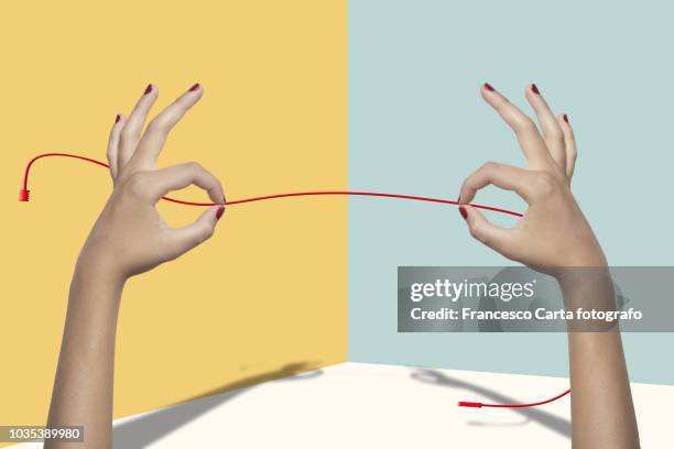 connection - rode draad stockfoto's en -beelden