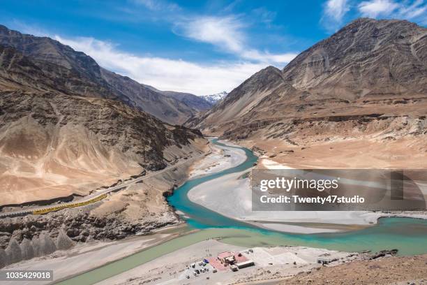 confluence of the indus and zanskar rivers in leh, north india. - vale de caxemira - fotografias e filmes do acervo