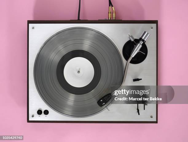 turntable with spinning record - tocadiscos fotografías e imágenes de stock