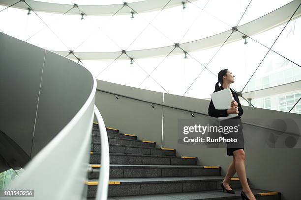 businesswomen - japanese bussiness woman looking up stock-fotos und bilder