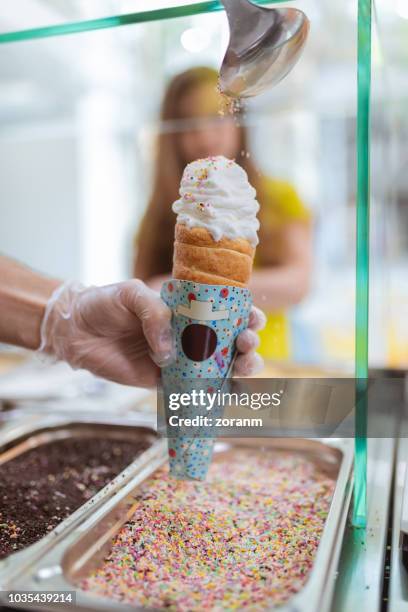 kers uitgegoten over schoorsteen taart - ice cream cone stockfoto's en -beelden