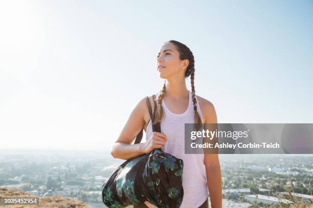 woman carrying sports bag on hilltop, los angeles, us - carrying sports bag foto e immagini stock