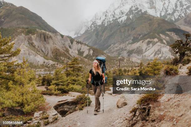 hiker on trail, annapurna circuit, the himalayas, manang, nepal - annapurna circuit photos et images de collection