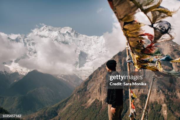 hiker on peak, annapurna circuit,  view to annapurna 2 mountain, the himalayas, manang, nepal - annapurna circuit photos et images de collection