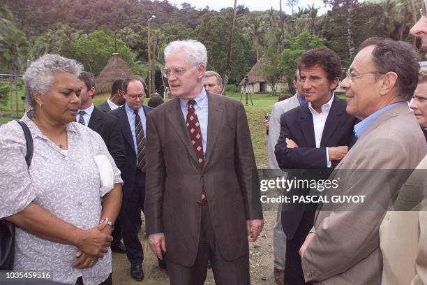 Le Premier ministre Lionel Jospin , accompagné de son prédécesseur à Matignon Michel Rocard , signataire des accords de Matignon et de Jack Lang,...