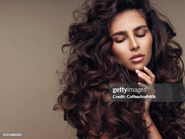 hermosa chica con peinado rizado exuberante - hair beauty fotografías e imágenes de stock