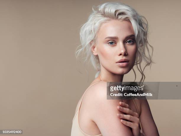 mooie vrouw met make-up en modieuze kapsel - beautiful blondes stockfoto's en -beelden