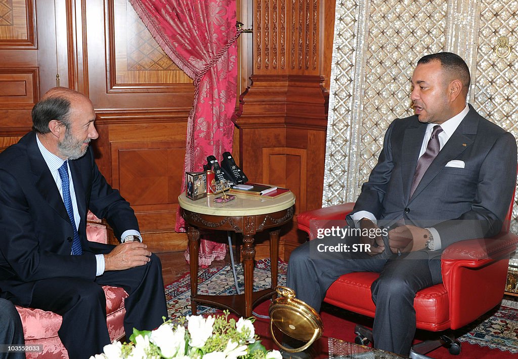 Moroccan King Mohammed VI (R) talks with