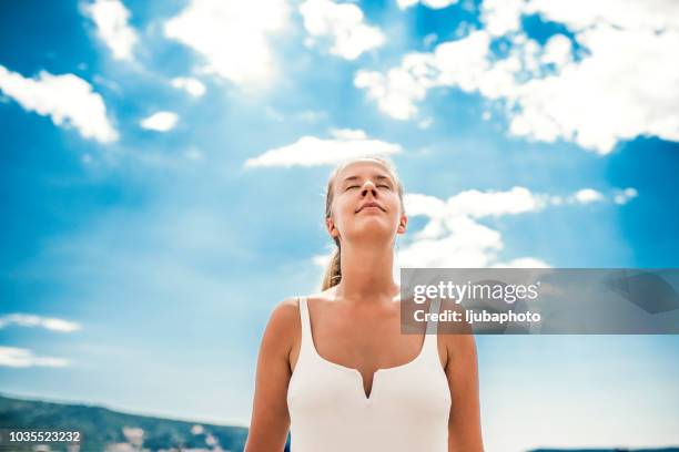 nemen in wat frisse lucht - fresh air breathing stockfoto's en -beelden