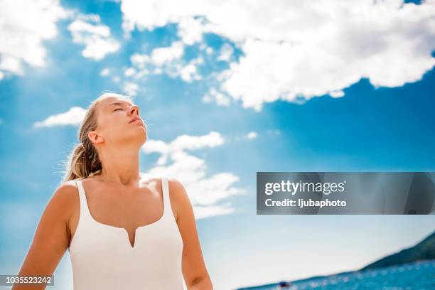 photo de portrait de femme respiration profonde fraîcheur sur la plage - woman fresh air photos et images de collection