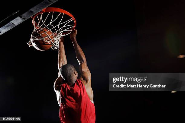 man dunking basketball - basket ball fotografías e imágenes de stock