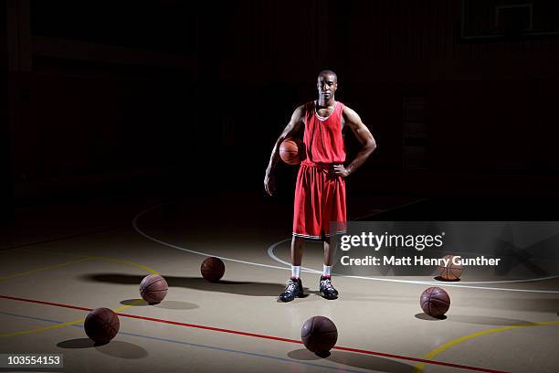 basketball player surrounded by basketballs - basketball player stockfoto's en -beelden