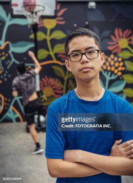 zwillinge im basketball - chinese teenage boy stock-fotos und bilder