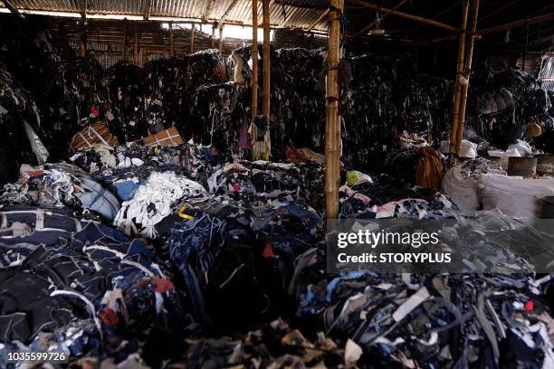 garment leftovers (waste) at a jhoot godown - dhaka stock pictures, royalty-free photos & images