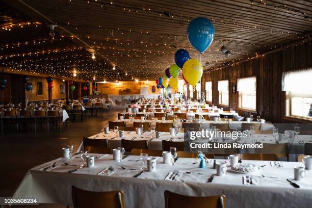 festive table setting reception hall - banquet hall stockfoto's en -beelden