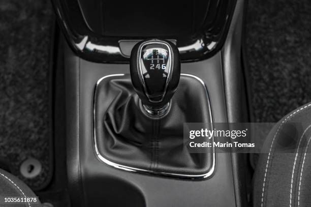 modern car gearbox lever - levier de vitesse photos et images de collection