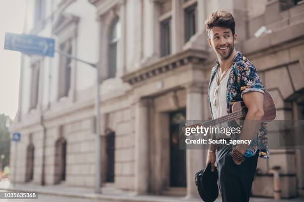 bel ragazzo con ukelele - ukulele foto e immagini stock