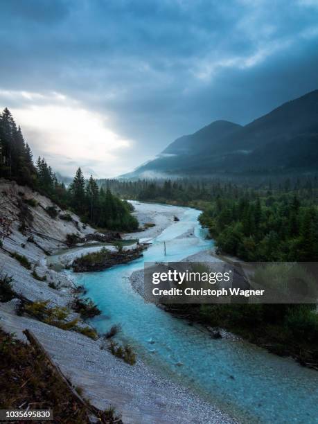 bayerische alpen - mittenwald and isar - río isar fotografías e imágenes de stock