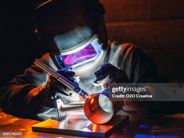 soldador del tig en el trabajo - soldar fotografías e imágenes de stock