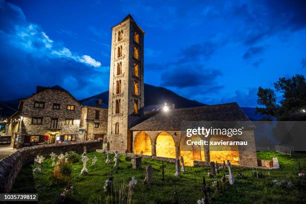 romanesque church at vall de boi at dusk, catalunya, spain - pyrenees stock pictures, royalty-free photos & images