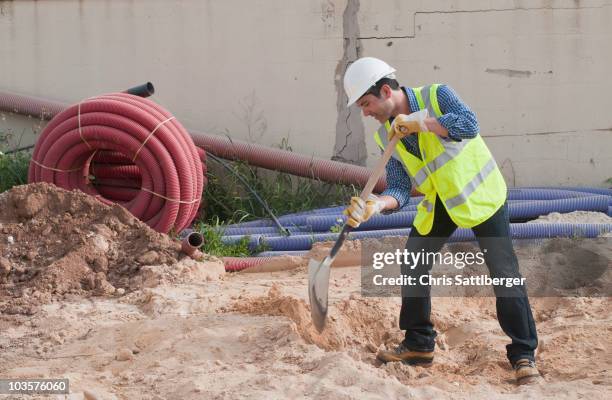 Working Digging Construction Worker Digging Photos and Premium High Res Pictures ...