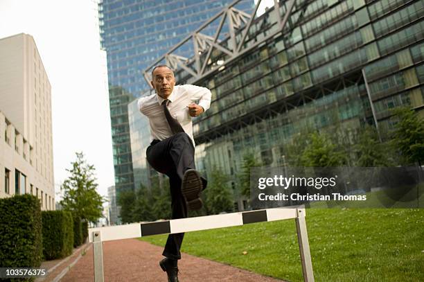 hurdle - hurdling track event fotografías e imágenes de stock