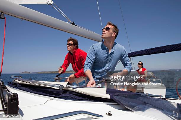 team setting sail on yacht - sailing club stock pictures, royalty-free photos & images