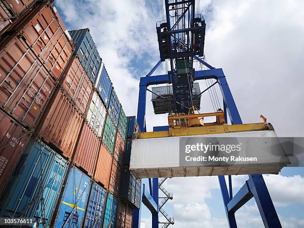 shipping containers with gantry crane - entladen stock-fotos und bilder