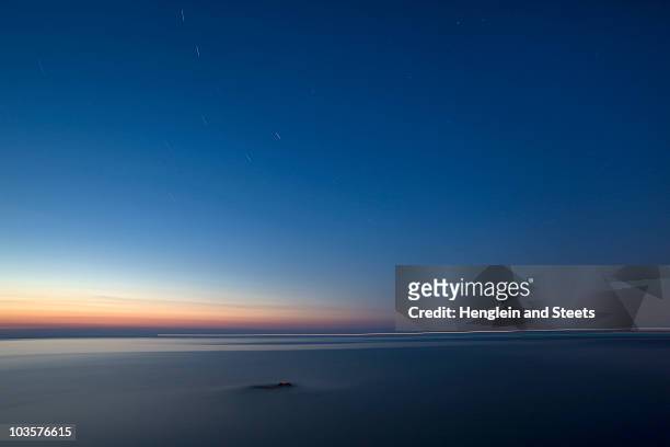 tuscan sea at dusk - imbrunire foto e immagini stock