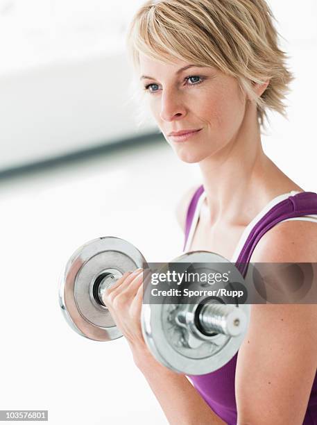 woman with dumbbell training triceps - musculation des biceps photos et images de collection