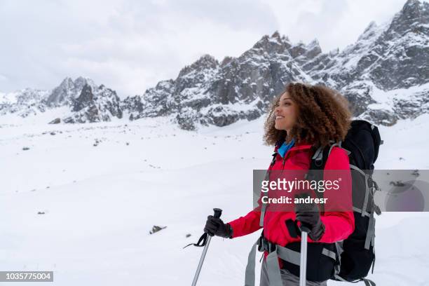 portrait d’une femme réfléchie, trekking dans les montagnes de neige - sport d'hiver photos et images de collection