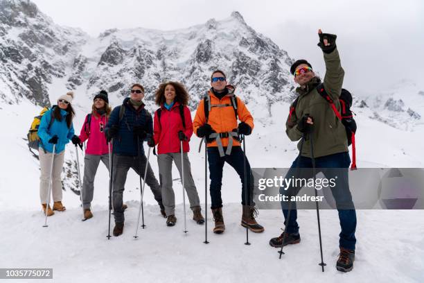 wegweiser für eine gruppe von menschen wandern in den alpen - bergsteiger gruppe stock-fotos und bilder