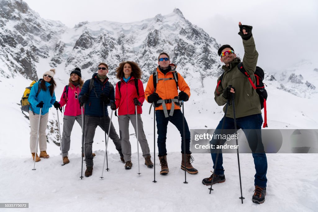 Gids leidt een groep mensen trektochten in de Alpen