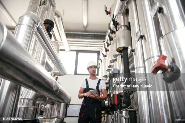 technicus controleren van het systeem - verwarmingsmonteur stockfoto's en -beelden
